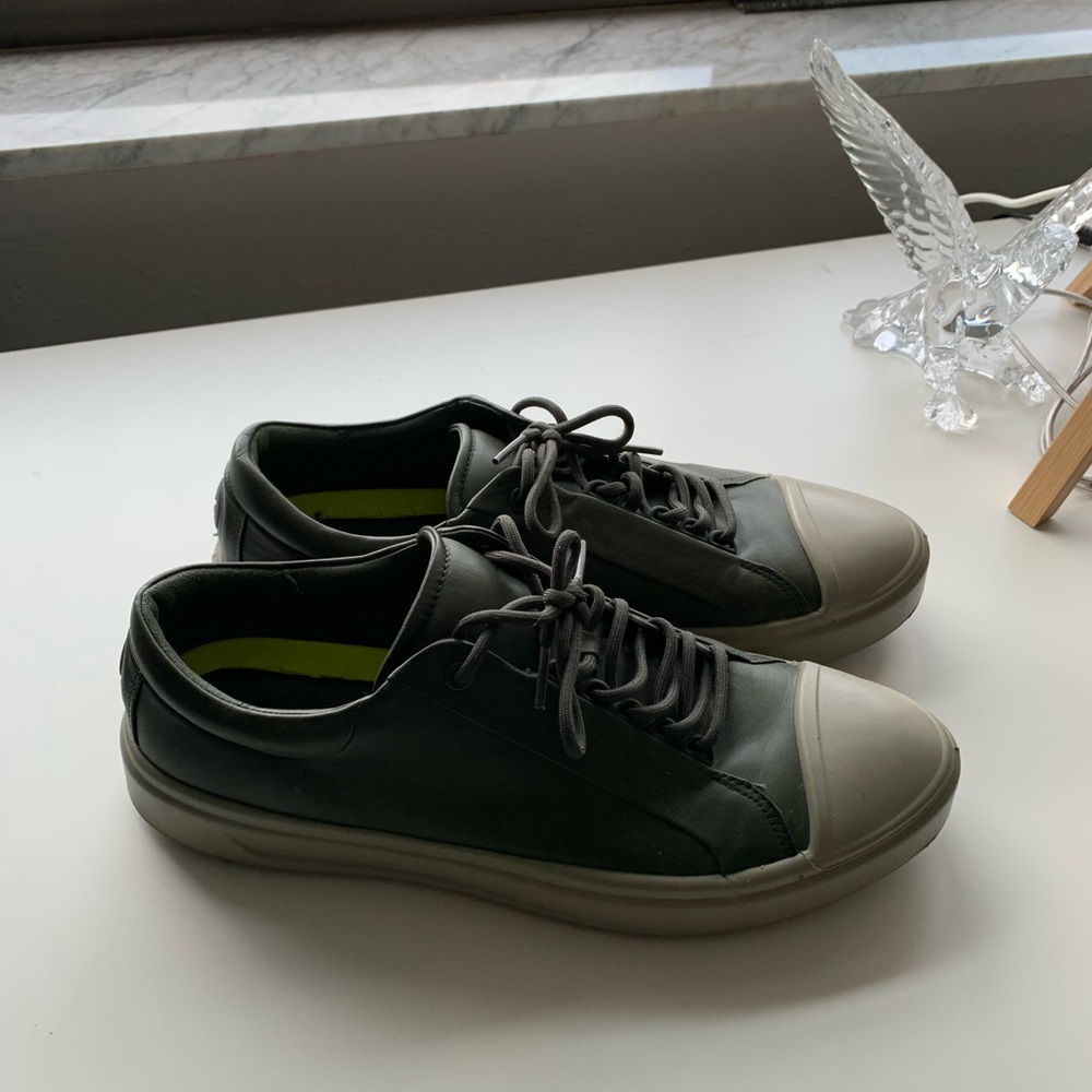 Ecco tennis shoe